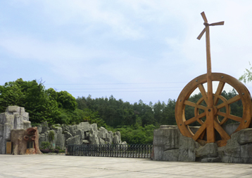 “恩龍山莊”大門雕塑假山—農耕文化